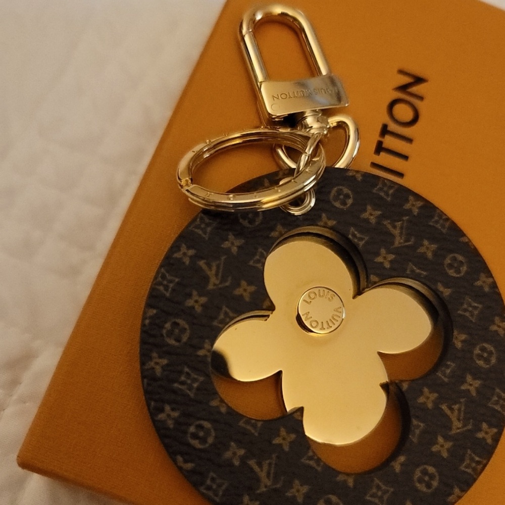 Louis Vuitton Puzzle Flower bag charm